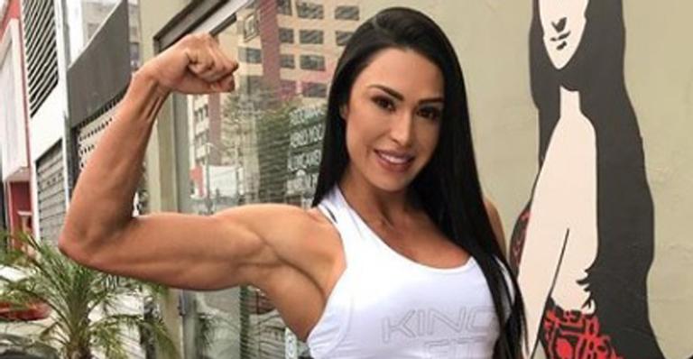 Gracyanne Barbosa cai no samba com micro shorts e avisa: “Carnaval tá chegando”