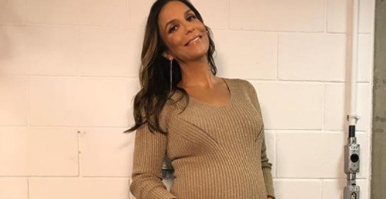 Ivete Sangalo mostra o seu look para o The Voice ao vivo