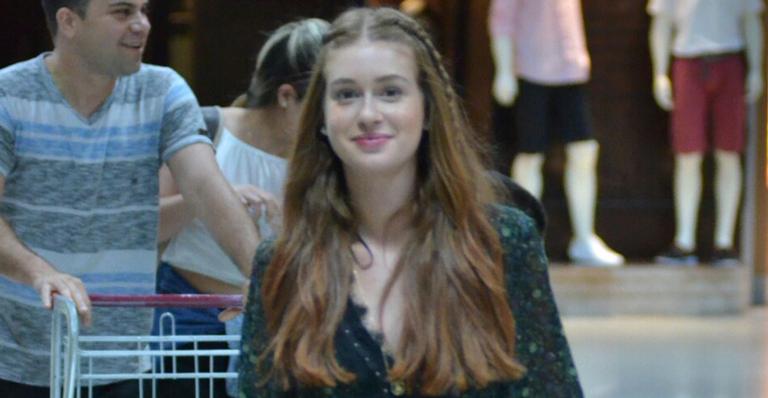 De rasteirinha e sem make, Marina Ruy Barbosa esbanja estilo e simpatia em aeroporto
