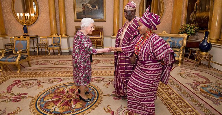 Rainha Elizabeth II foge do protocolo e aparece com look ousado para os padrões britânicos