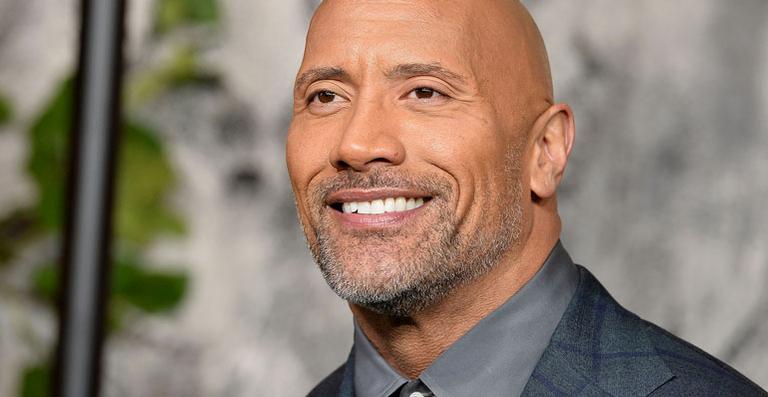Dwayne Johnson apresenta sua 3ª filha, Tiana Gia