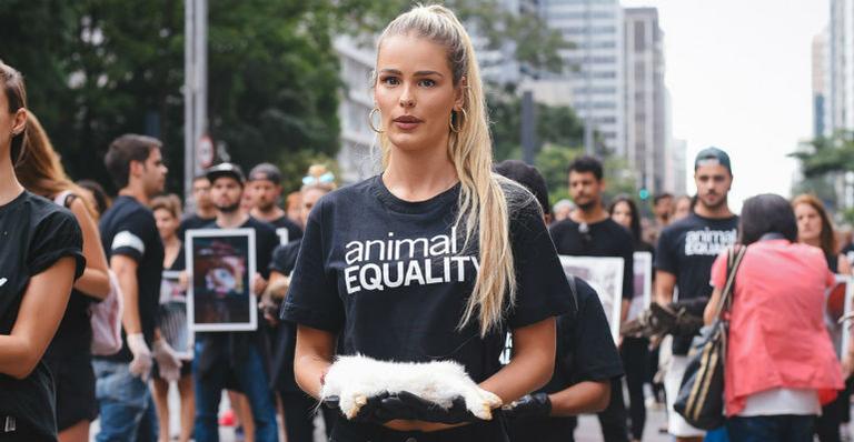 Yasmin Brunet participa de ato em prol do Dia dos Direitos dos Animais