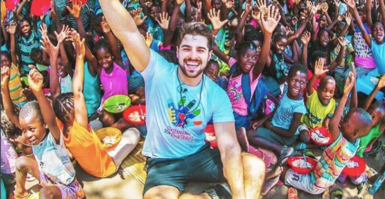 Alok faz tour beneficente pela África