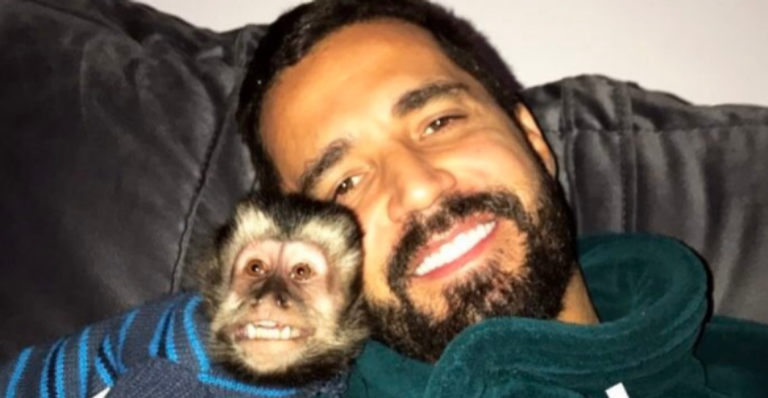 Latino comemora 5 anos do seu macaco de estimação