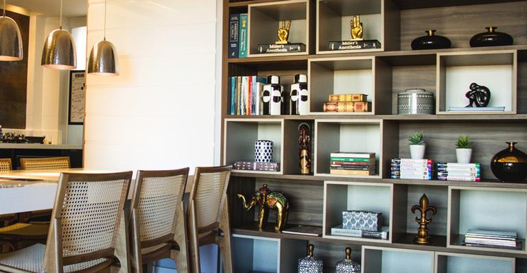 Aprenda a criar uma estante prática para decorar o ambiente