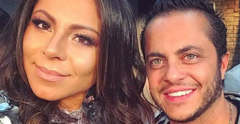 Andressa Ferreira posa na cama com Thammy Miranda e celebra 4 anos de união