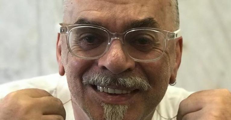 Walcyr Carrasco celebra boa audiência de novela e mostra presente que ganhou de Paolla Oliveira
