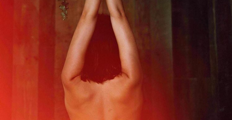 Bruna Marquezine posa de topless para fotógrafa em Nova York