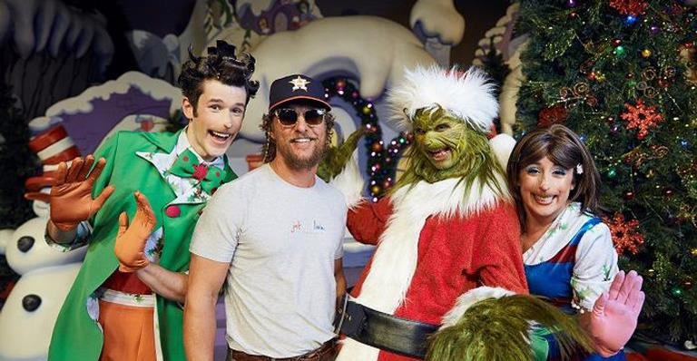 Matthew McConaughey e família se divertem com atrações natalinas de parque de diversão