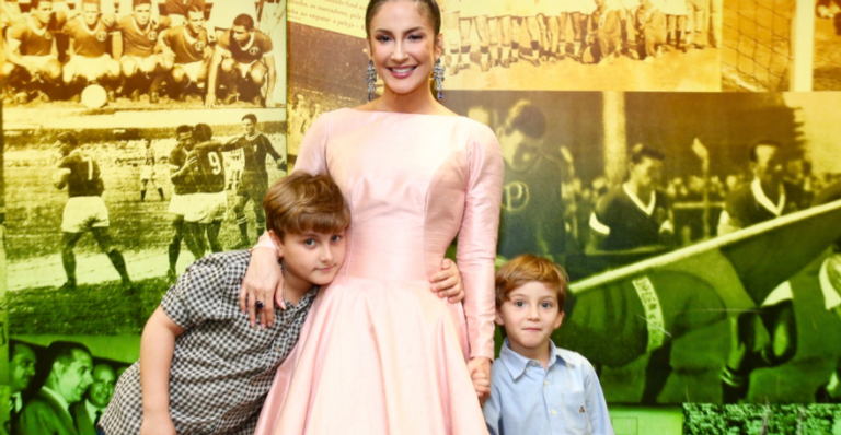 Claudia Leitte faz rara aparição ao lado dos filhos e encanta em evento do Instituto Neymar Jr.