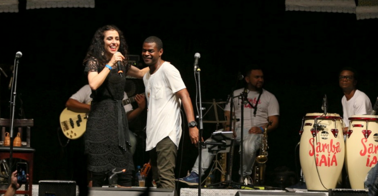 Marisa Monte faz aparição surpresa em show ‘Samba Iaiá’ em São Paulo