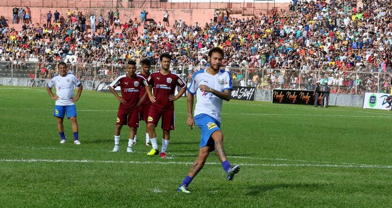 Estrelas participam de jogo do bem no interior de SP