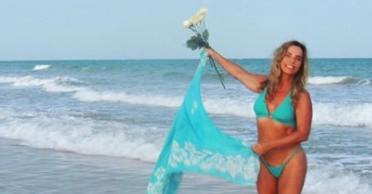 Aos 65 anos, Bruna Lombardi exibe corpão incrível em foto de biquíni