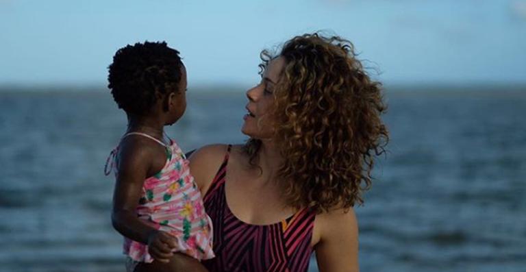 Leandra Leal encanta ao mostrar foto com a filha
