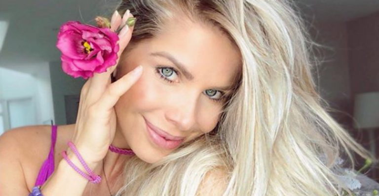 Karina Bacchi exibe barriga definida 4 meses após dar à luz Enrico
