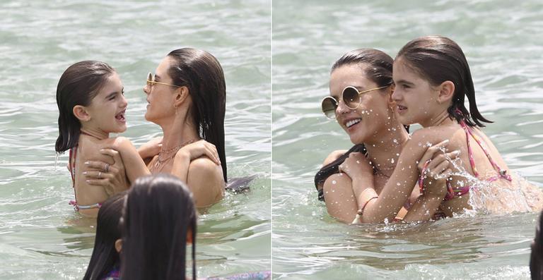 Alessandra Ambrosio curte dia na praia com a filha