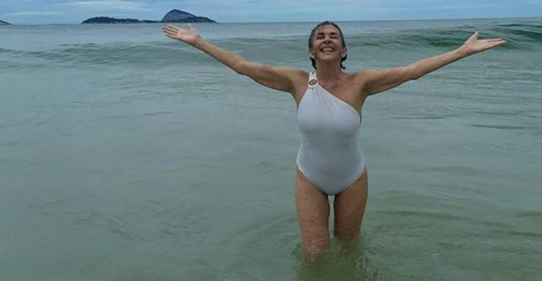 Aos 76, Betty Faria exibe boa forma nas boas-vindas ao ano!
