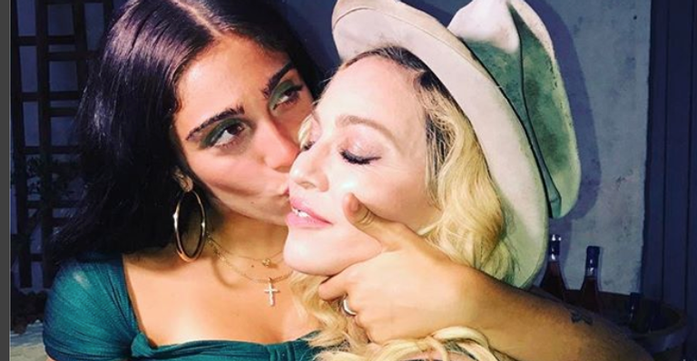 Lourdes Maria, filha de Madonna, chama atenção em foto com a mãe com as axilas não depiladas