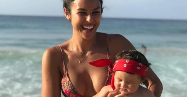 Yanna Lavigne posa com Madalena cheia de fofura e corpo da atriz impressiona: “Que barriga é essa?”