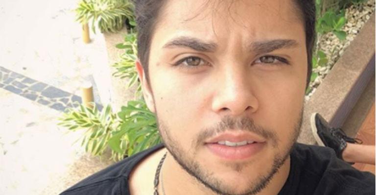 Renato Vianna seca 10kg e surpreende fãs ao exibir tanquinho nas redes sociais