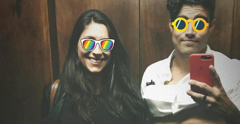 Caio Castro e a namorada exibem os ‘tanquinhos’ em foto divertida