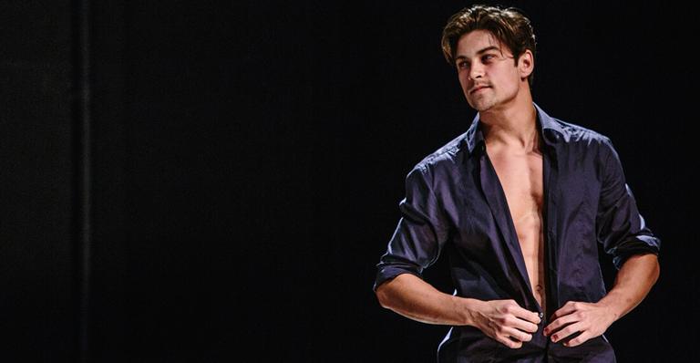 Raphael Sander volta ao teatro com o espetáculo ‘Alair’