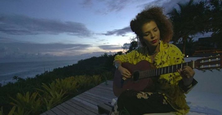 Aos 41 anos, Vanessa da Mata é flagrada com maiô fio dental e impressiona a web