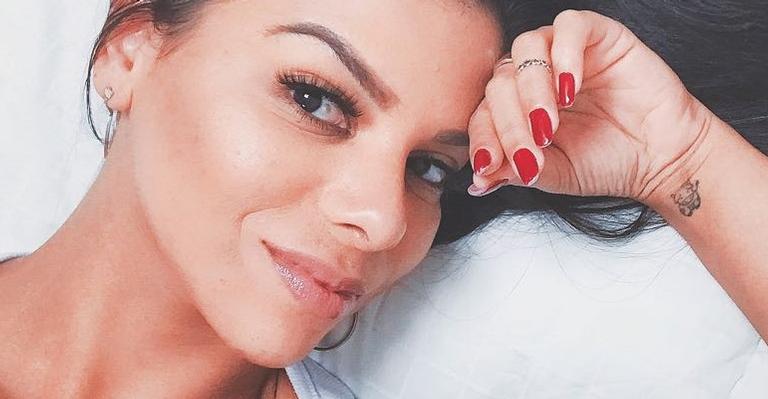 Evelyn Regly faz tatuagem em homenagem ao seu falecido cãozinho