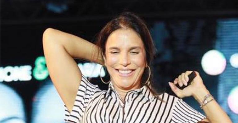 Simone e Simaria dão beijo duplo no barrigão de Ivete Sangalo em show