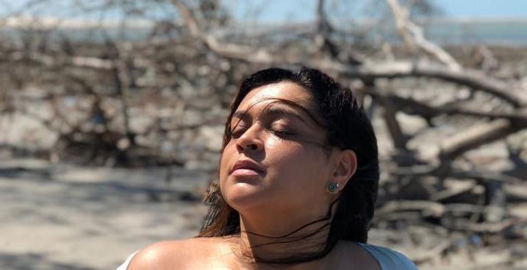 Aos 43 anos, Preta Gil posa de costas e exibe bumbum real nas redes sociais
