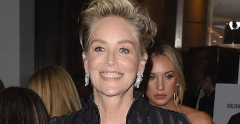 Sharon Stone veste look assinado por estilista brasileiro na 75ª edição do Golden Globes
