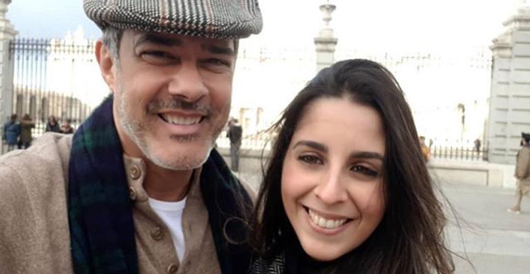 Simpático, William Bonner tira foto com fã na Espanha