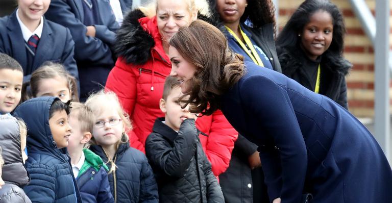 Kate Middleton encanta crianças em escola de Londres