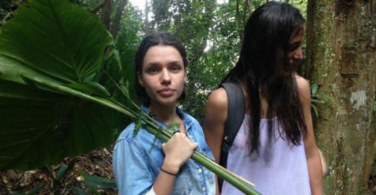 Bruna Linzmeyer faz trilha com a namorada: “Felizes no mato”