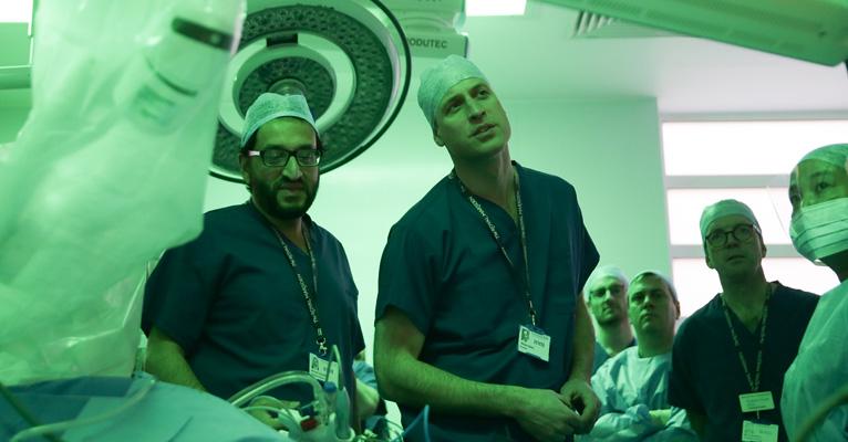 Príncipe William usa uniforme de médico em visita a hospital em Londres