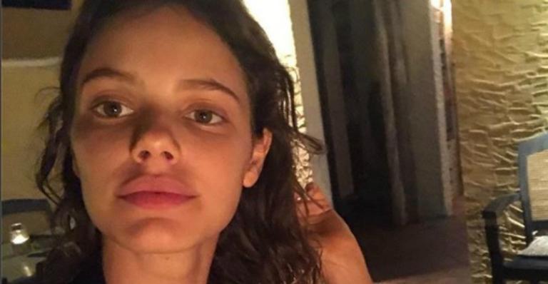 Laura Neiva muda o visual e surge loira; veja