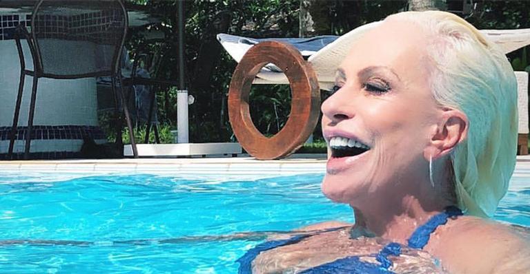 Ana Maria Braga faz raríssima aparição de biquíni em dia de piscina: ‘Sorrir’