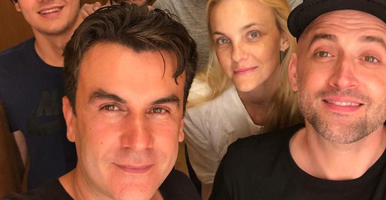 Carol Trentini e Anderson Baumgartner prestigiam Paulo Gustavo no Rio de Janeiro