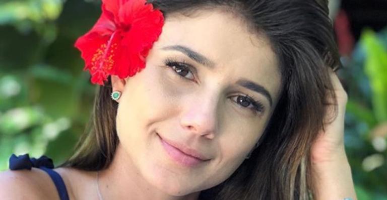 Paula Fernandes posa só de biquíni estiloso e fãs elogiam: “Uma beleza que nem a ciência explica”