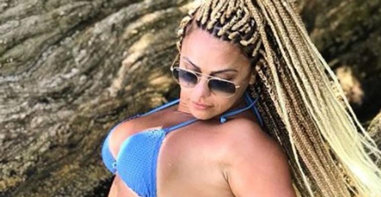 Só de biquíni, Viviane Araújo curte dia na praia e ostenta novo visual com tranças