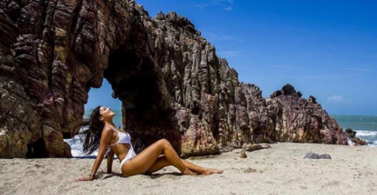 Emilly Araújo exibe boa forma em ensaio em Jericoacoara