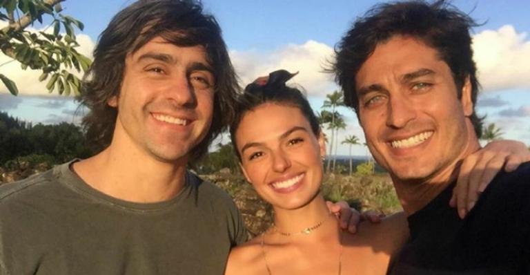 No Havaí, Isis Valverde publica primeira foto com André Resende após reatar namoro