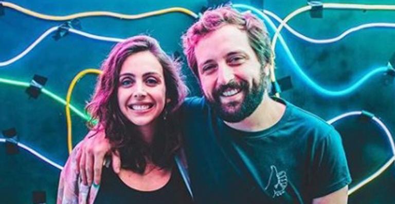 Giovanna Nader, mulher de Gregório Duvivier, apresenta a filha Marieta