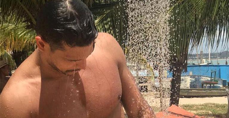 Só de sunguinha, Israel Novaes toma ducha na beira da praia e exibe corpaço