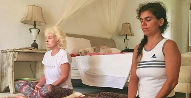 Sem maquiagem, Ana Maria Braga faz aula de yoga com a filha