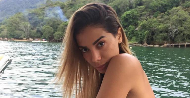 Em Miami, Anitta usa bolsa grifada de R$ 32 mil