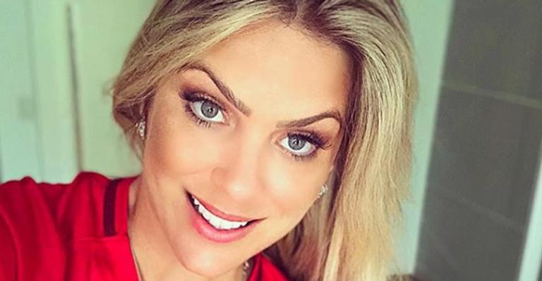 Renata Fan cumpre promessa feita no ‘Jogo Aberto’ e posta foto só de biquíni