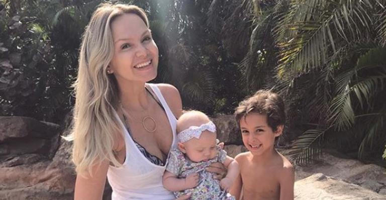 Eliana mostra o filho paparicando a irmã de 4 meses durante férias em Orlando