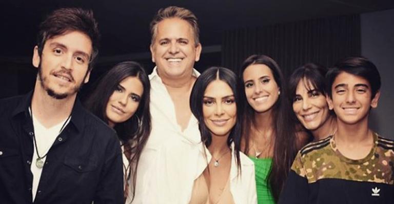 Antonia Morais publica foto raríssima com toda a família reunida