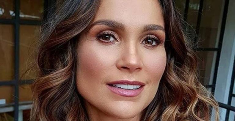 Flavia Alessandra posa de biquíni fio dental na piscina de luxuosa mansão